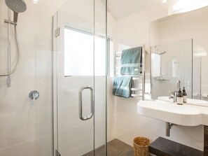 Douche, sèche-cheveux