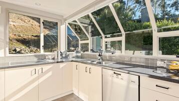 Réfrigérateur, micro-ondes, four, lave-vaisselle