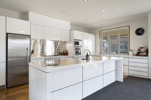 Kjøleskap, mikrobølgeovn, ovn og oppvaskmaskin