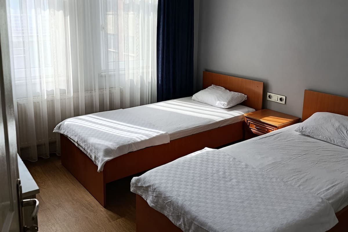 Kamar Twin, pemandangan kota | Setrika/meja setrika, Wi-Fi gratis, dan seprai linen