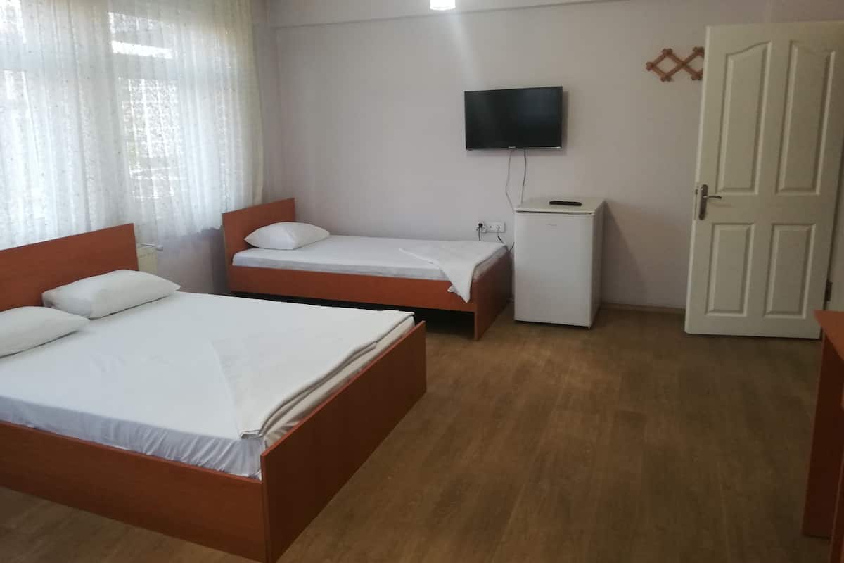 Kamar Triple Standar | Setrika/meja setrika, Wi-Fi gratis, dan seprai linen