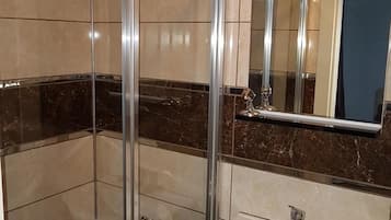 Dusche, Regendusche, kostenlose Toilettenartikel, Haartrockner