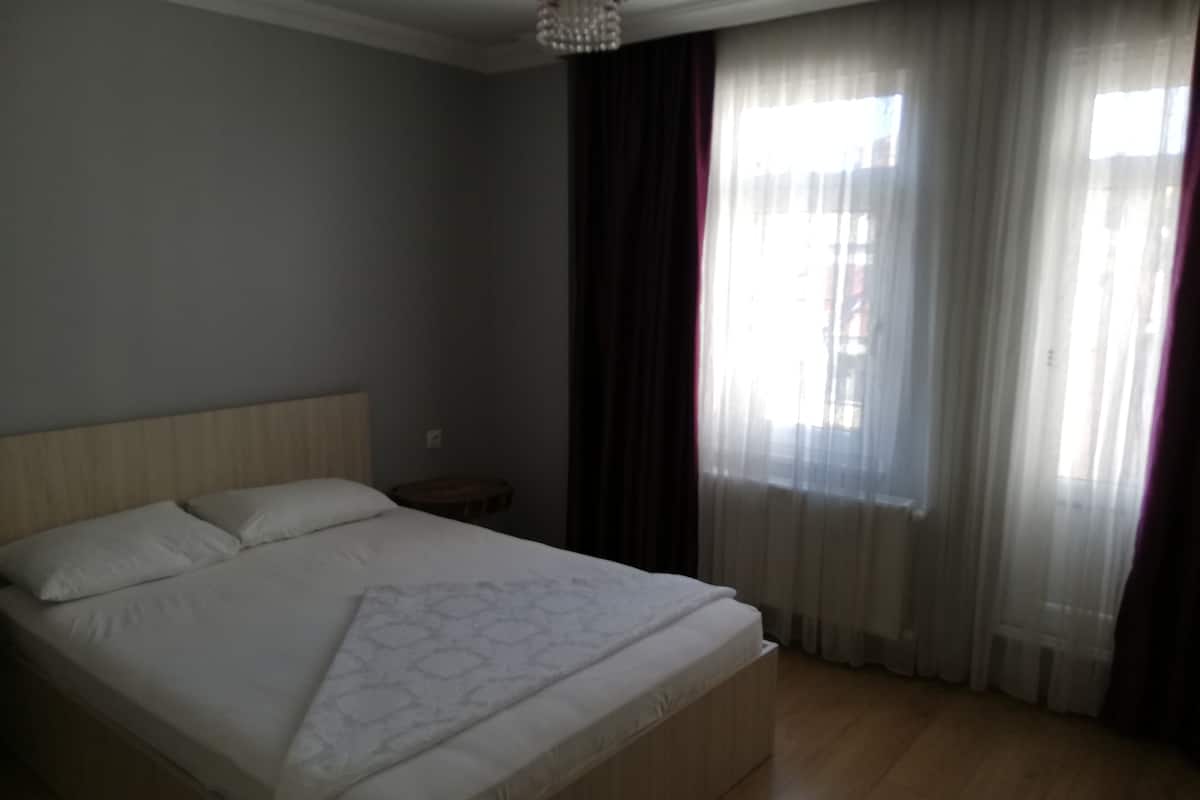Kamar Triple Deluks, teras | Setrika/meja setrika, Wi-Fi gratis, dan seprai linen