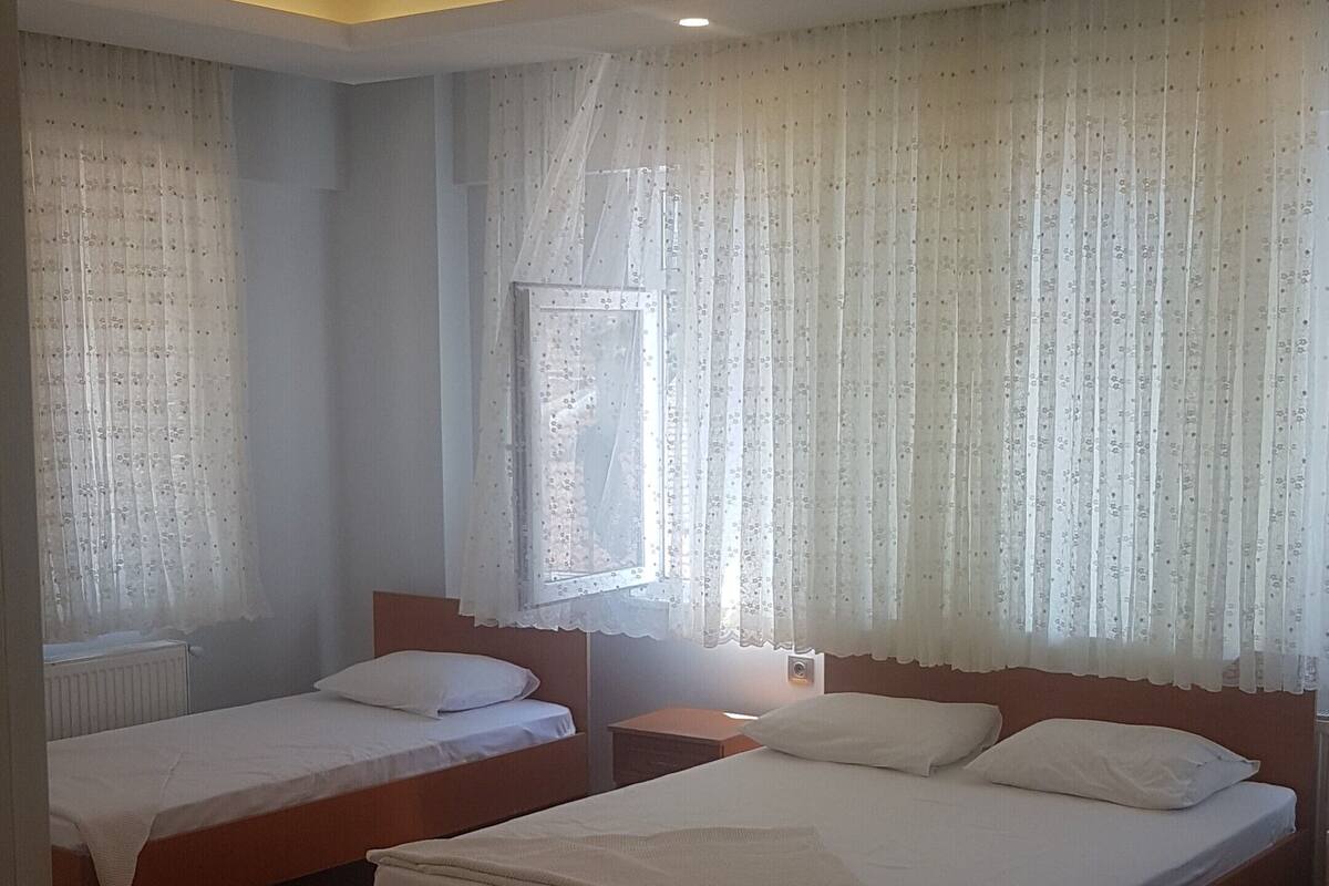 Kamar Quadruple Keluarga | Setrika/meja setrika, Wi-Fi gratis, dan seprai linen
