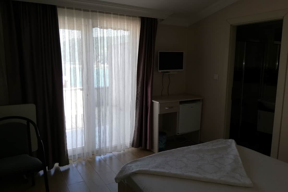 Kamar Double Deluks, teras | Setrika/meja setrika, Wi-Fi gratis, dan seprai linen