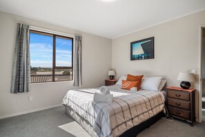 5 bedrooms, iron/ironing board, WiFi, bed sheets