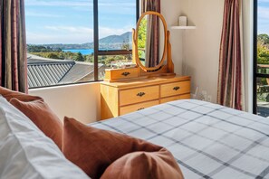 5 bedrooms, iron/ironing board, WiFi, bed sheets - Acacia Views - Acacia Bay Holiday Home (Acacia Bay)