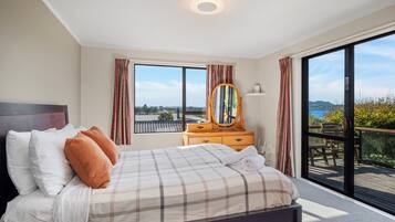 5 bedrooms, iron/ironing board, WiFi, bed sheets