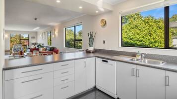 Réfrigérateur, micro-ondes, four, lave-vaisselle