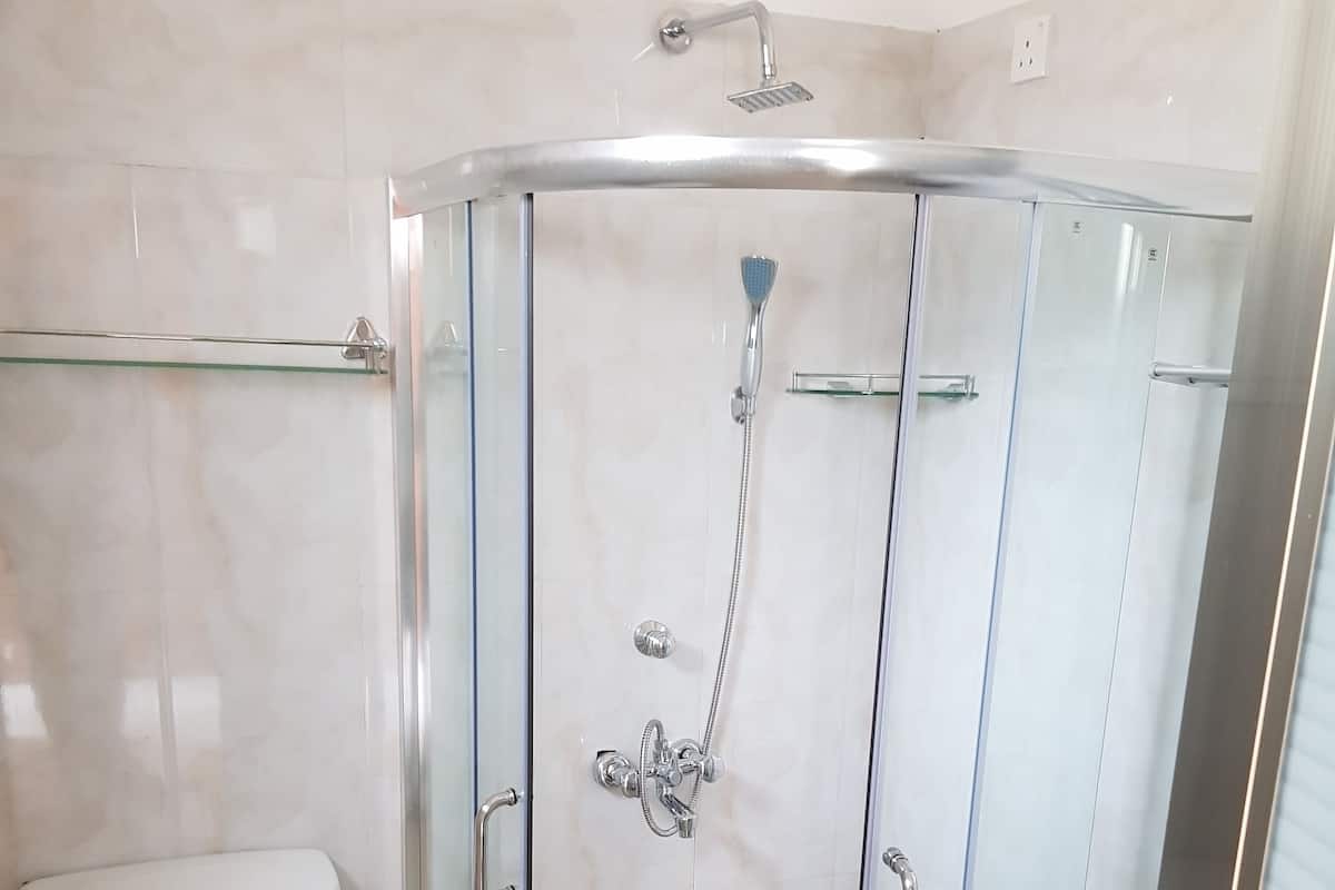 Een douche, een regendouche, gratis toiletartikelen, een haardroger
