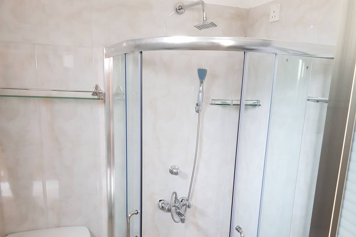 Regadera, regadera tipo lluvia, amenidades de baño gratuitas