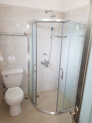 Shower, rainfall showerhead, free toiletries, hair dryer - Illamperuma Villa holiday home (Weligama)