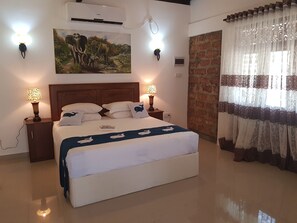 Premium bedding, pillow-top beds, individually furnished, bed sheets - Illamperuma Villa holiday home (Weligama)