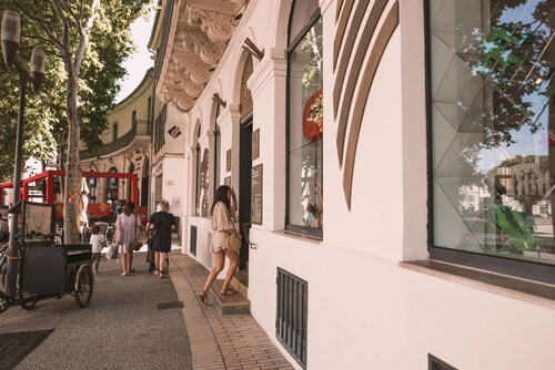 Stylish 2 bedroom apart. with breathtaking private Rooftop, garage