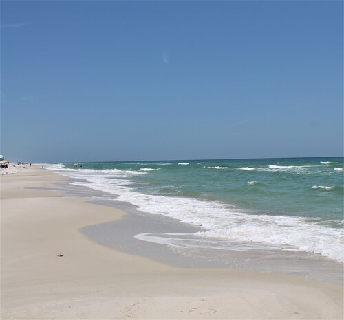 IMMAKULIEREN SIE MIT ERSTAUNLICHEN GOLFANSICHTEN UND STRANDSCHRITTEN, HAUSTIERFREUNDLICH!