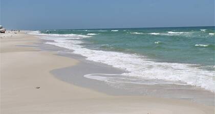 IMMAKULIEREN SIE MIT ERSTAUNLICHEN GOLFANSICHTEN UND STRANDSCHRITTEN, HAUSTIERFREUNDLICH!