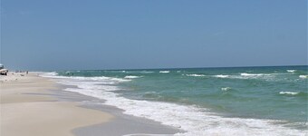 SEACLUSION OFFERS GULF VIEWS & STEPS TO BEACH! 2 COMMUNITY POOLS!