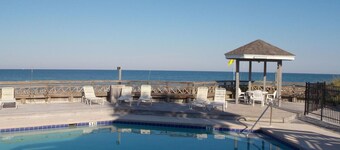SEACLUSION OFFERS GULF VIEWS & STEPS TO BEACH! 2 COMMUNITY POOLS!