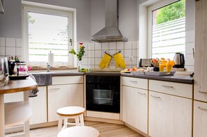 Apartamento design | Cozinha privada | Geladeira, micro-ondas, fogão, cooktop