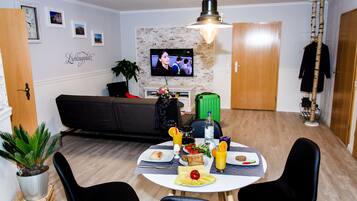 Design-Apartment | Wohnbereich | Flachbildfernseher