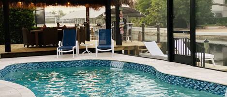 Utendørsbasseng og et oppvarmet basseng