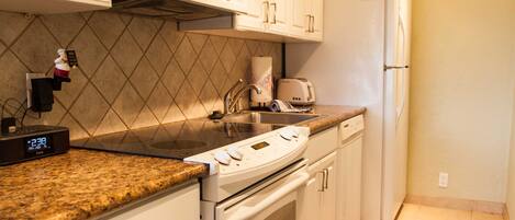 冷蔵庫、電子レンジ、オーブン、コンロ