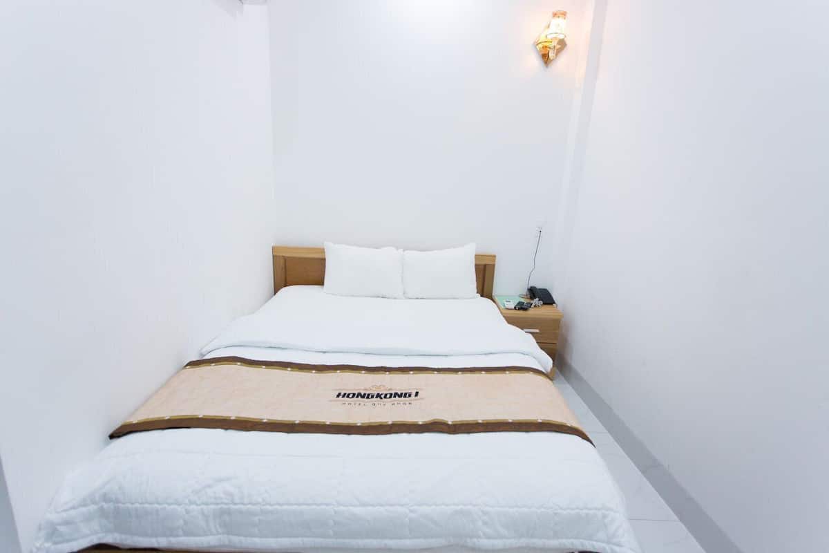 Standard Single Room, 1 Queen Bed, No Windows | Minibar, soundproofing, free WiFi, bed sheets