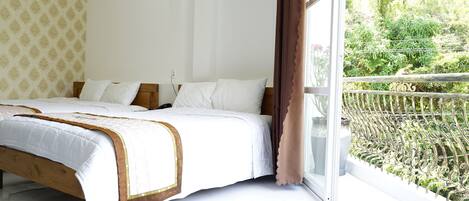 Standard Quadruple Room, 2 Katil Ratu (Queen), Balcony, Mountain View | Bar mini, kalis bunyi, Wi-fi percuma, cadar katil