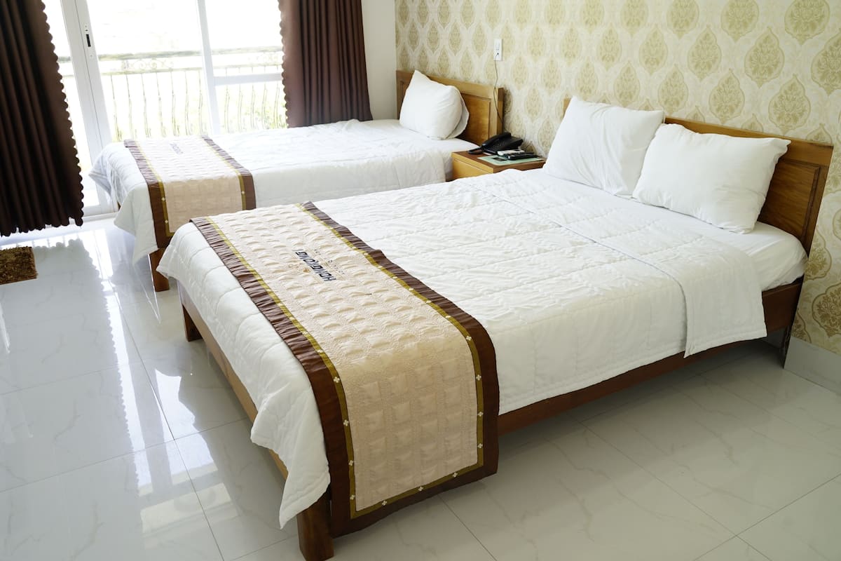 Standard Triple Room, Balcony, Garden View | Minibar, soundproofing, free WiFi, bed sheets