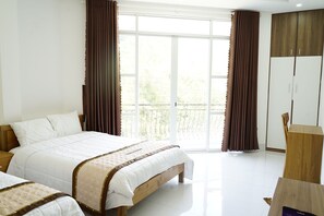 Chambre quadruple Standard, 2 grands lits, balcon, vue sur la montagne | Vue du balcon