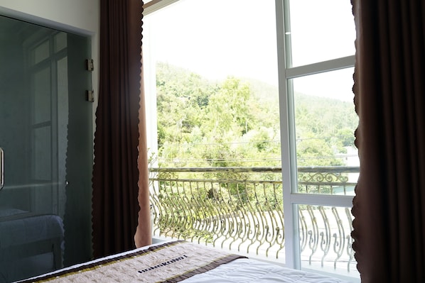 Habitación triple estándar, balcón, vistas al jardín | Minibar, sistema de insonorización, wifi gratis y ropa de cama