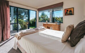 4 slaapkamers, een strijkplank/strijkijzer, gratis wifi, beddengoed