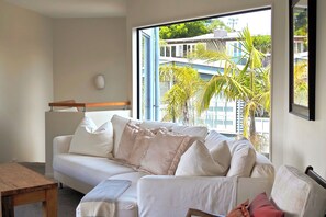 Smart TV, fireplace, DVD player, books