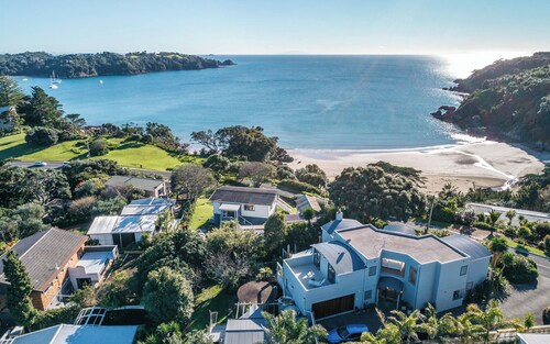 A perfectly located with views over Oneroa Bay and plenty of room family! 