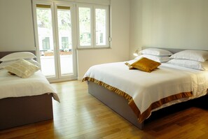 2 bedrooms, iron/ironing board, travel cot, free WiFi - Franco’s spacious residence - great location (Split)