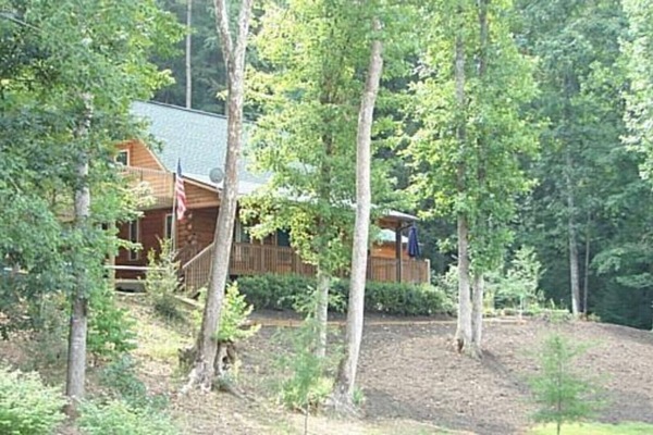 2000 sf ft Log home w/ 900 sq ft of decks hidden away in trees!