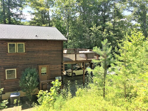 Log Home isolée sur 10 acres w creek, jardin privé et sentiers de randonnée.