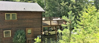 Eristäytynyt hirsitalo 10 hehtaarin rajan, yksityisen puutarhan ja kävelyreittien varrella.