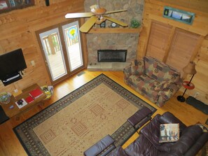 Älytelevisio, takka, DVD-soitin, pöytäjalkapallopöytä