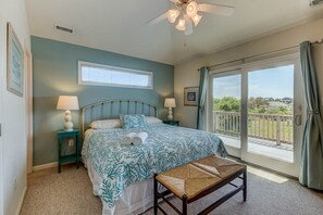 6 bedrooms, desk, internet, bed sheets