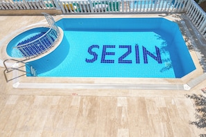 Seasonal outdoor pool, pool umbrellas, pool loungers - Sezin Apart (Marmaris)