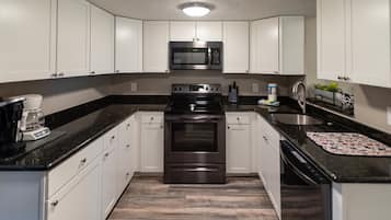 Casa clásica, 3 habitaciones, patio | Cocina privada | Refrigerador con congelador, microondas, horno y parrilla de estufa