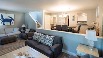 Casa clásica, 3 habitaciones, patio | Área de sala de estar | Televisión de pantalla plana