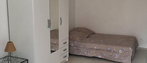 1 bedroom, bed sheets