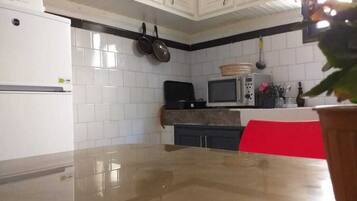 Microondas, cafetera y tetera y utensilios de cocina