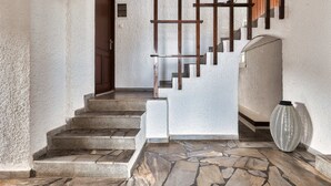 Un escalier avec des marches en pierre et une rampe en bois.