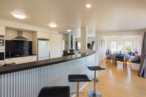 Fridge, microwave, oven, dishwasher - Tirohanga Wai - Waikawa Holiday Home (Waikawa)