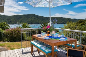Outdoor dining - Tirohanga Wai - Waikawa Holiday Home (Waikawa)