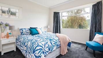 4 bedrooms, iron/ironing board, WiFi, bed sheets