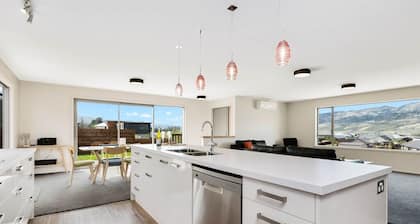 Pisa View Paradise - Cromwell Holiday Home